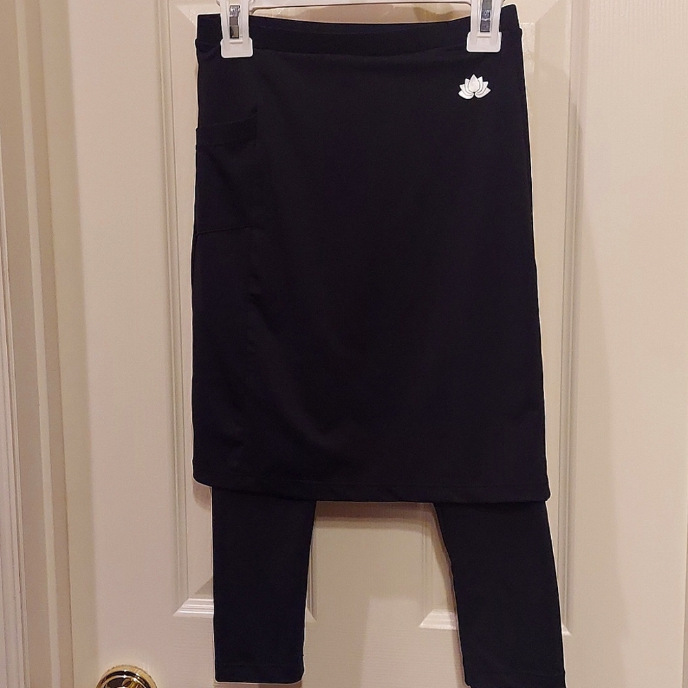 Girls SNOGA athletic skirt.  Size 8 NWOT